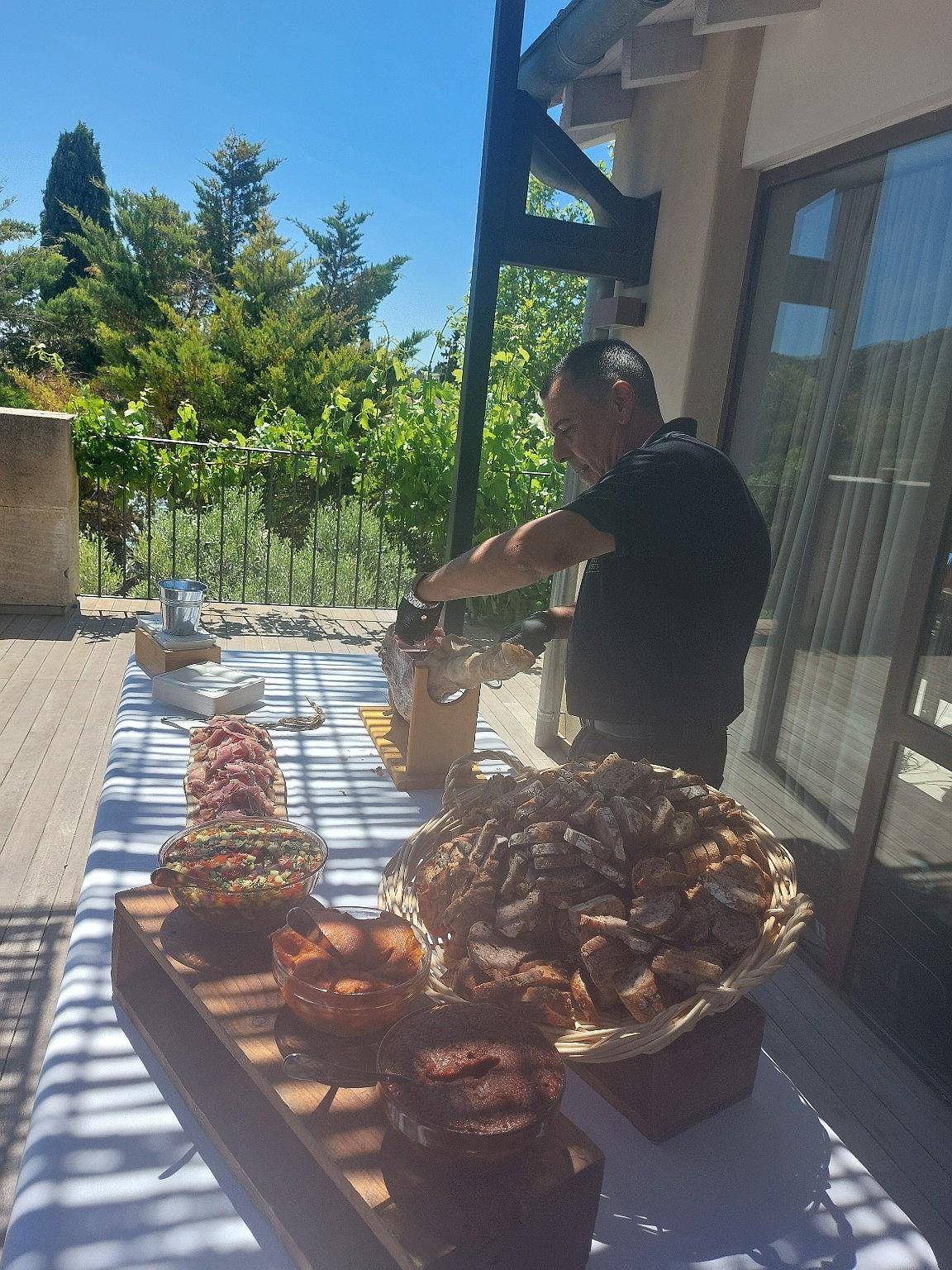 Traiteur pour un baptême  dans une salle de réception à Eyguières