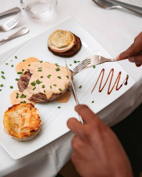 Organisez le repas de fin d'année de votre entreprise avec Provence Traiteur aux Jardins de Sacha près de Istres